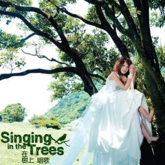 在树上唱歌